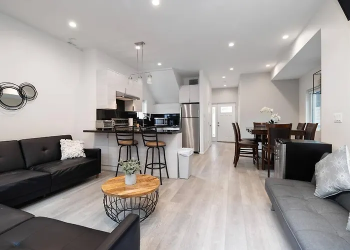 Prime La Location: Stylish 2-Bedroom Getaway!