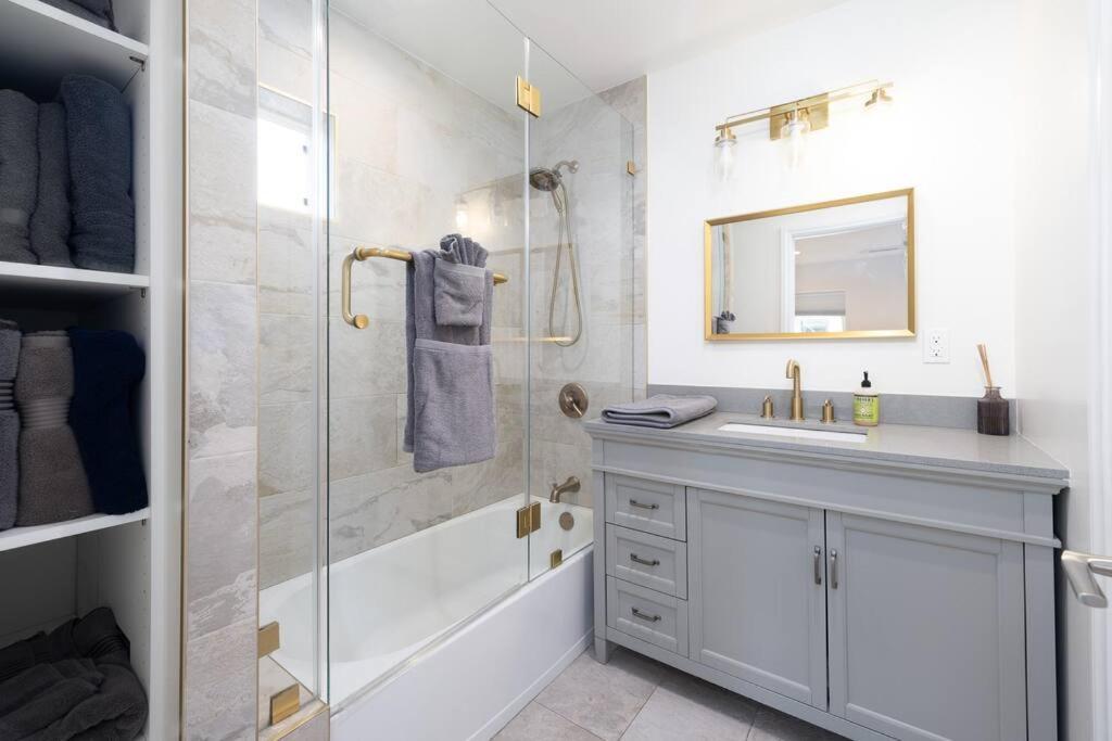 Prime La Location: Stylish 2-bedroom Getaway! Сasa de vacaciones Los Ángeles