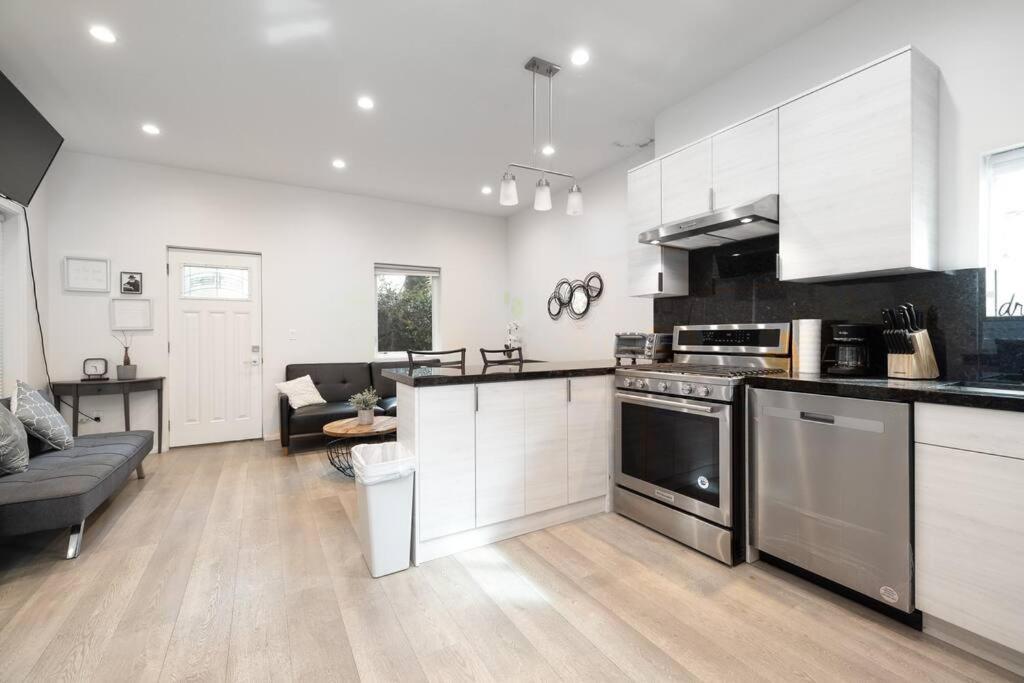 Prime La Location: Stylish 2-bedroom Getaway! Сasa de vacaciones