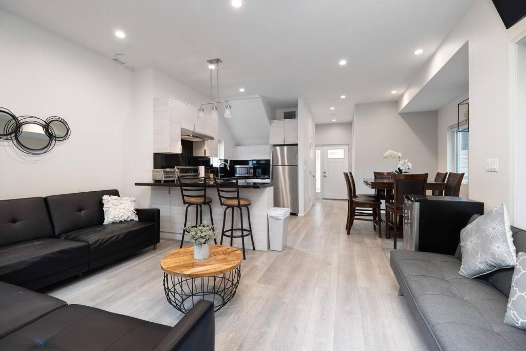 Prime La Location: Stylish 2-bedroom Getaway! Сasa de vacaciones *