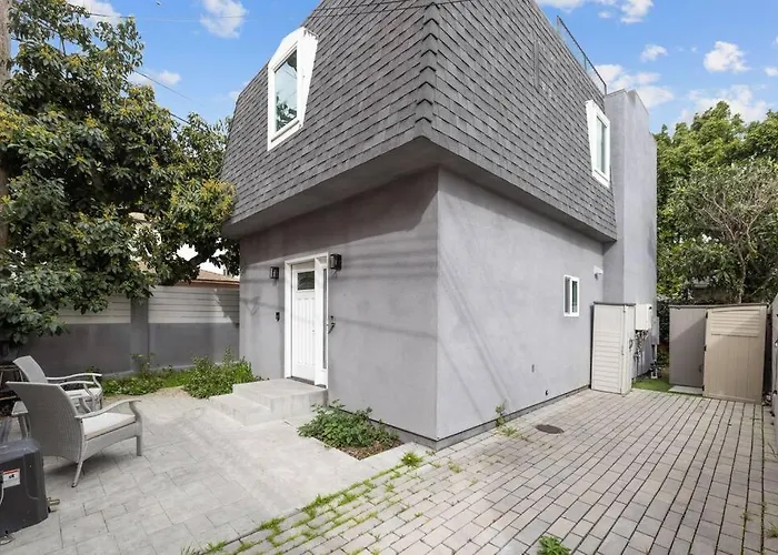 Prime La Location: Stylish 2-Bedroom Getaway!