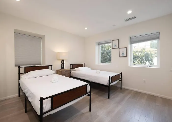 Prime La Location: Stylish 2-Bedroom Getaway!