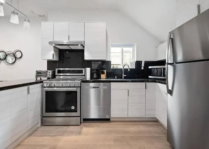 Prime La Location: Stylish 2-Bedroom Getaway!